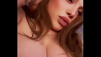 Video Erotic Cu O Femeie Seducatoare In Albastru