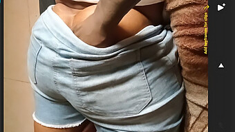 Pemandangan Pov Dari Celana Pendek Pantat Pacarku Dan Handjob