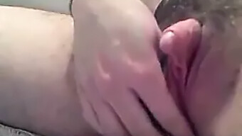 Une Fille En Solo Éprouve Un Orgasme Clitoridien Intense