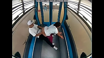 Die U-Bahn-Begegnung Des Pariser Teens Führt Zu Heißem Video