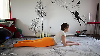 Milf Mature Instruit Le Yoga Avec Des Mouvements Sensuels