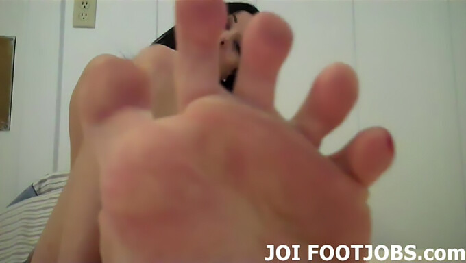 Kara Price A Její Foot Fetish Video S Cucáním Prstů A Footjobem