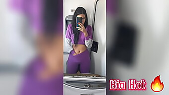 Bia, Een Geile Brunette Geniet Van Zichzelf In De Bus