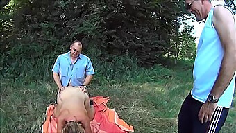 Suzi Ist Eine Unterwürfige Frau, Die Sich Auf Einem Feld Nackt Auszieht Und Harten Sex Genießt.