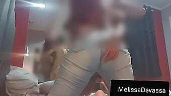 Melissa Devassa的男友对她的牛仔裤的反应:他穿着裤子来了