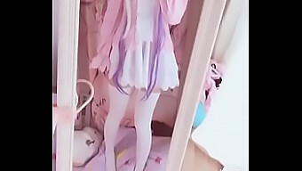 La Cosplaying Kanna Esplora Il Piacere Con Le Dita