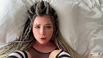 Une Magnifique Fille Non Conventionnelle Avec Des Dreadlocks Et Des Modifications Corporelles Donne Une Gorge Profonde, Expérimente Un Sexe Intense Et Avale Du Sperme