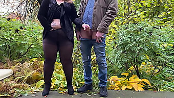 Milf Cochonne Devient Coquine Avec Un Couple Amateur En Plein Air