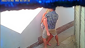 Camera De Securitate Înregistrează Sexul În Aer Liber Lângă O Alimentară