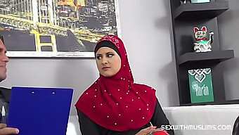 امرأة عربية مرغوبة تقدم المتعة من خلال الأفعال الفموية والجنسية، مما يؤدي إلى نتيجة مرضية للمحامي المعني.