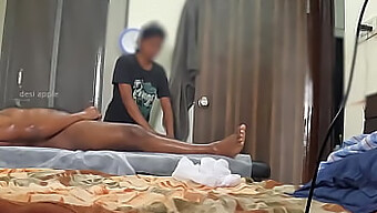 Surpresa De Spa De Garota Com Pacote Pequeno De Negro.