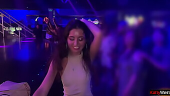 La Dolcezza Si Fa Riempire Tutti I Buchi In Un Bagno In Discoteca