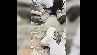 Una Chica Graba Mientras Su Amiga Complace El Pene De Un Chico En La Universidad, Lo Que Lleva A Un Trío Con La Chica Uniéndose