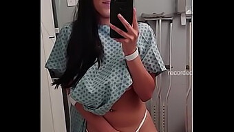 Juego En Solitario Casi Descubierto Para Una Joven Hospitalizada Con Grandes Tetas Naturales