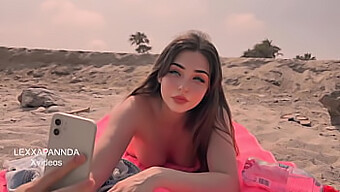 Une Jeune Fille Est Attirée Par Le Sexe Oral Sur La Plage, Ce Qui Entraîne Un Facial.