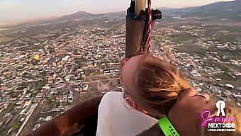 Éjaculation Intense Pendant Le Lever Du Soleil Dans Une Montgolfière Près Des Pyramides, Se Terminant Par Une Gorge Profonde Qui Avale Du Sperme