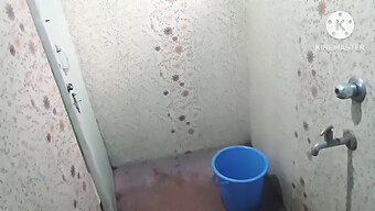 Tombul Amatör, Büyük Göğüslü Bebekten Romantik Banyo Saksosu Alıyor